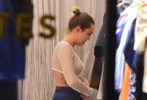 Η Μάιλι Σάιρους πήγε για ψώνια “γυμνή”! (photos)