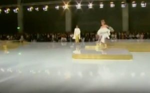 Απίστευτη πτώση μοντέλου την ώρα της επίδειξης (video)