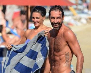 Σύζυγος ποδοσφαιριστή τρέλανε με… γυμνισμό τη Μύκονο (video)