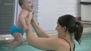 Κι όμως, το μωρό σας μπορεί να κολυμπήσει (video)
