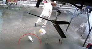 Περαστικός γλίτωσε την τελευταία στιγμή από ιπτάμενο μπαλτά! (photos+video)