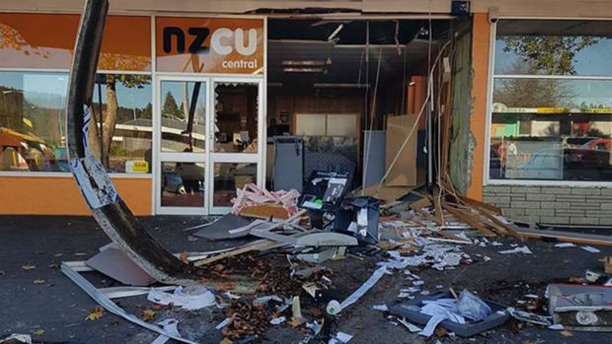 Τρομερό! Πόλη έμεινε χωρίς χρήματα γιατί έκλεψαν το μοναδικό ATM! (photos)