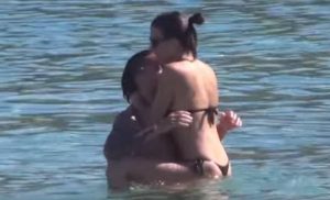 Ασυγκράτητος ο Ναπολεόνι με την σύντροφο του, τον… καβάλησε μέσα στο νερό (video)