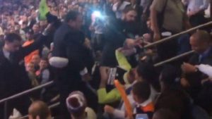 Απίστευτο βίντεο: Έβγαλαν ανάπηρο… σηκωτό από το γήπεδο!