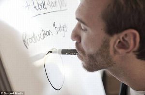 Άνθρωπος χωρίς χέρια και πόδια δίνει μαθήματα ζωής και μιλάει για αξίες! (video)