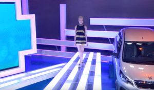 Η σέξι… Τζούλια ντυμένη μέλισσα (video)