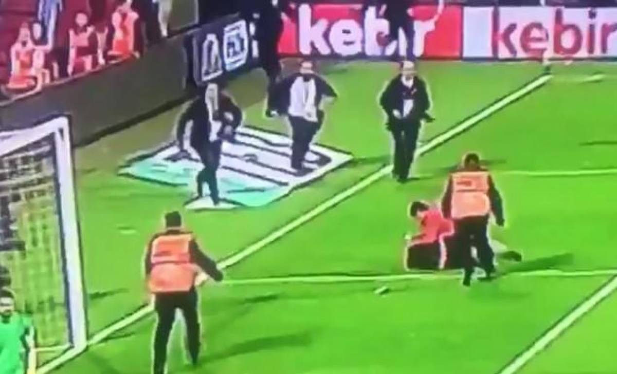 Απίστευτο ντου και... ξύλο οπαδού σε βοηθό διαιτητή (video)