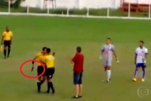 Αντί για κάρτα… έβγαλε όπλο (video)
