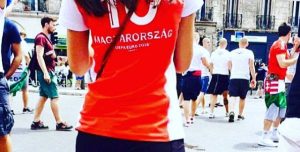 Το κ@υτό σορτσάκι της οπαδού προκάλεσε εγκεφαλικά στο Euro (photo)