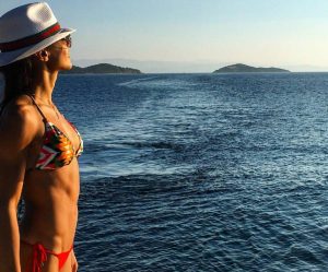 Η Ειρήνη Παπαδοπούλου είναι σέξι και βλέπει τον κόσμο… ανάποδα (photo)