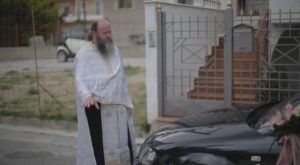 Διαολίστηκε ο παπάς με τη νύφη!