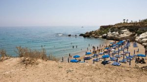 Απίστευτο περιστατικό: Εμφανίστηκε στην παραλία και άρχισε να αυνανίζεται μπροστά στον κόσμο