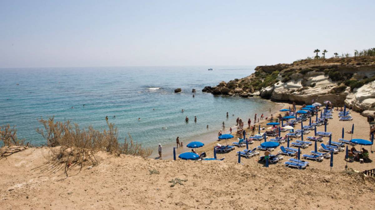 Απίστευτο περιστατικό: Εμφανίστηκε στην παραλία και άρχισε να αυνανίζεται μπροστά στον κόσμο