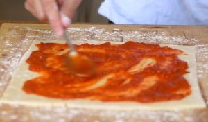 Φτιάξτε λαχταριστά… πιτσάκια στη στιγμή (video)