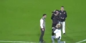 Οταν μια κοπέλα πέφτει στα… πόδια ενός άντρα (video)
