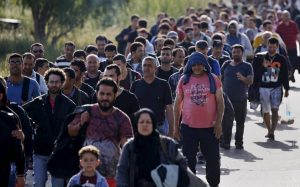 “Κλόουν χωρίς σύνορα” πήγανε στη Λέσβο για να διασκεδάσουν τους πρόσφυγες! (Video)