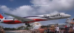 Απίθανη προσγείωση πάνω από τα κεφάλια λουόμενων, κόβει ανάσα (video)