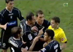 Τρελό… τάκλιν σε διαιτητή (Video)
