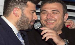 Παντελής Παντελίδης: Ο πατέρας του μοιράζει τα cd του και κλαίει στην αγκαλιά της γειτονιάς