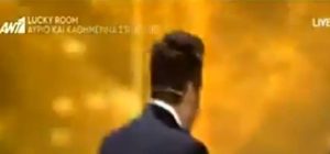 Rising Star! Έπεσε η διαγωνιζόμενη στη σκηνή! (vid)