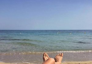 Η Ιρίνα Σάικ με καυτό μπικίνι στην αμμουδιά (photo)