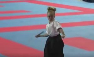 Κοριτσάκι αλά … Σαμουράι! (video)