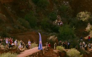 Απίστευτα κόλπα: Extreme κατάβαση και front flip (video)