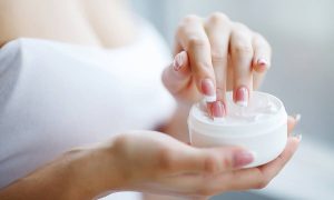Τρεις σπιτικές συνταγές scrub για απαλά χέρια