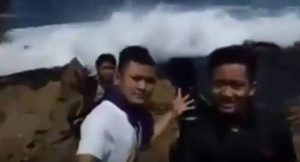 Τέσσερις φίλοι έβγαζαν selfie όταν συνέβη κάτι τρομακτικό (video)