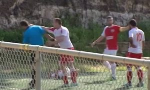Ποδοσφαιριστής χαστούκισε διαιτητή στα Χανιά και το έβαλε στα πόδια… (video)