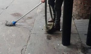 Έκανε την ανάγκη του έξω από το σταθμό και το πλήρωσε (photo)