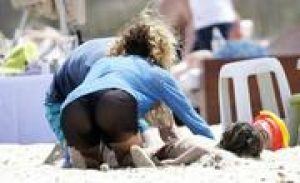 Η Σακίρα με μαγιό στην παραλία (photos)