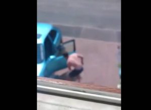 Άλλαξε λάστιχο και έγινε… ρεζίλι (video)