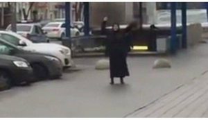 ΣΟΚ στη Μόσχα! Νταντά αποκεφάλισε το παιδί που πρόσεχε. (video)