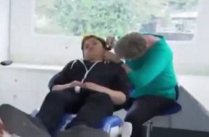 Πονούσε αφόρητα το αυτί του παιδιού! Οι γιατροί έπαθαν σοκ με αυτό που έβγαλαν από μέσα (video)