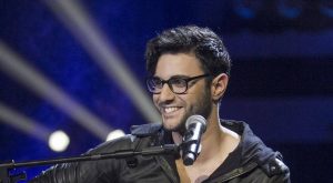 Το τερμάτισε ο Ιαν Στρατής… Δείτε πού ανέβηκε για να τραγουδήσει (photo)