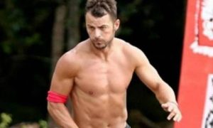 Survivor: Τρέλανε τις γυναίκες ο… τραγουδιστής Ντάνος και του έριχναν λουλούδια στην τηλεόραση (Photo)