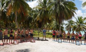 Survivor: Ο Τάκης νευρίασε και πέταξε καρύδα στον Κωνσταντίνο Εμμανουήλ! (βίντεο)