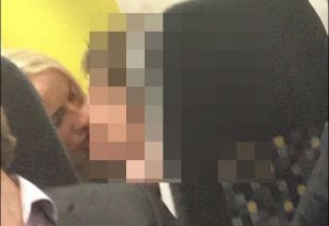 Σάλος! Καθηγήτρια σε καυτά φιλιά με μαθητή! (photos)