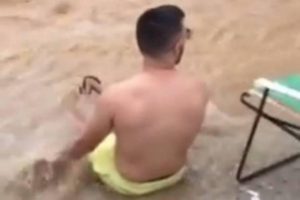 Δεν υπάρχει ο τύπος. Εκανε… μπάνιο στο λασποπόταμο (video)