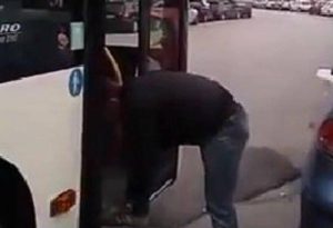 Εδώ φιλαράκο είναι Σαλονίκη: O χαλαρός νεαρός που κάνει το Facebook να παραμιλά (video)