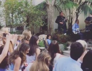 Ο Τομ Χανκς τραγουδάει το Χριστός Ανέστη (video)