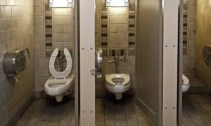 Κι’ όμως: Κάθεσαι λάθος στις ξένες τουαλέτες σε όλη σου τη ζωή!