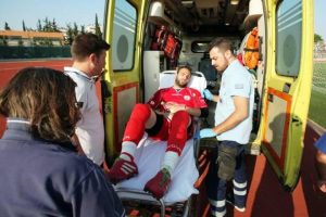 Κροτίδα, τραυματισμός και… συλλήψεις στο αθηναϊκό ντέρμπι