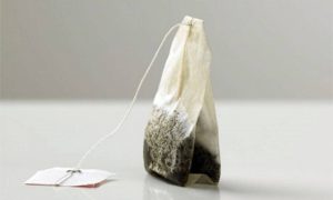 Έβαλε ένα φακελάκι τσάι κάτω από τον καθρέφτη του αυτοκινήτου – Δεν φαντάζεστε το λόγο