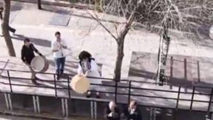 Ελληνοφρένεια: Ο τσολιάς βαράει τα νταούλια στην Κουμουνδούρου (video)
