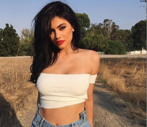 Kylie Jenner: Φούσκωσε το στήθος της και είπε ότι είναι ορμόνες (pic)