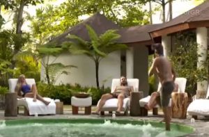 Survivor: Οταν οι Μαχητές κάνουν… τζακούζι, οι Διάσημοι σπάνε καρύδες (video)
