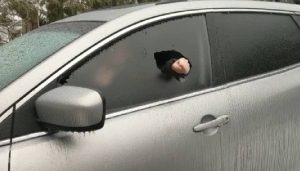 Τι πιστεύετε ότι σπάει αυτή η γυναίκα στο αυτοκίνητό της; Δεν θα πάει το μυαλό σας… (video)