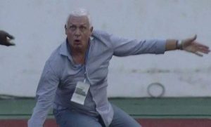 Επόπτης έσπρωξε και έριξε κάτω προπονητή (video)